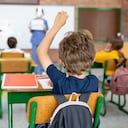 Niño en la escuela haciendo preguntas a una enfermera sobre la pandemia de COVID-19 - conceptos educativos