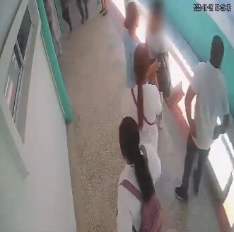 La mujer habría sido sorprendida cuando el personal médico la detuvo con rapidez.