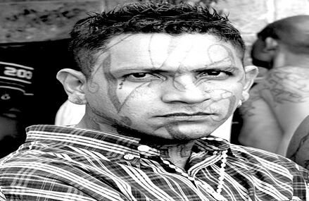 La tregua entre Mara Salvatrucha y Barrio 18 pretende poner fin a los asesinatos y el reclutamiento de estudiantes, pero también lograr mejores condiciones en los penales. 
