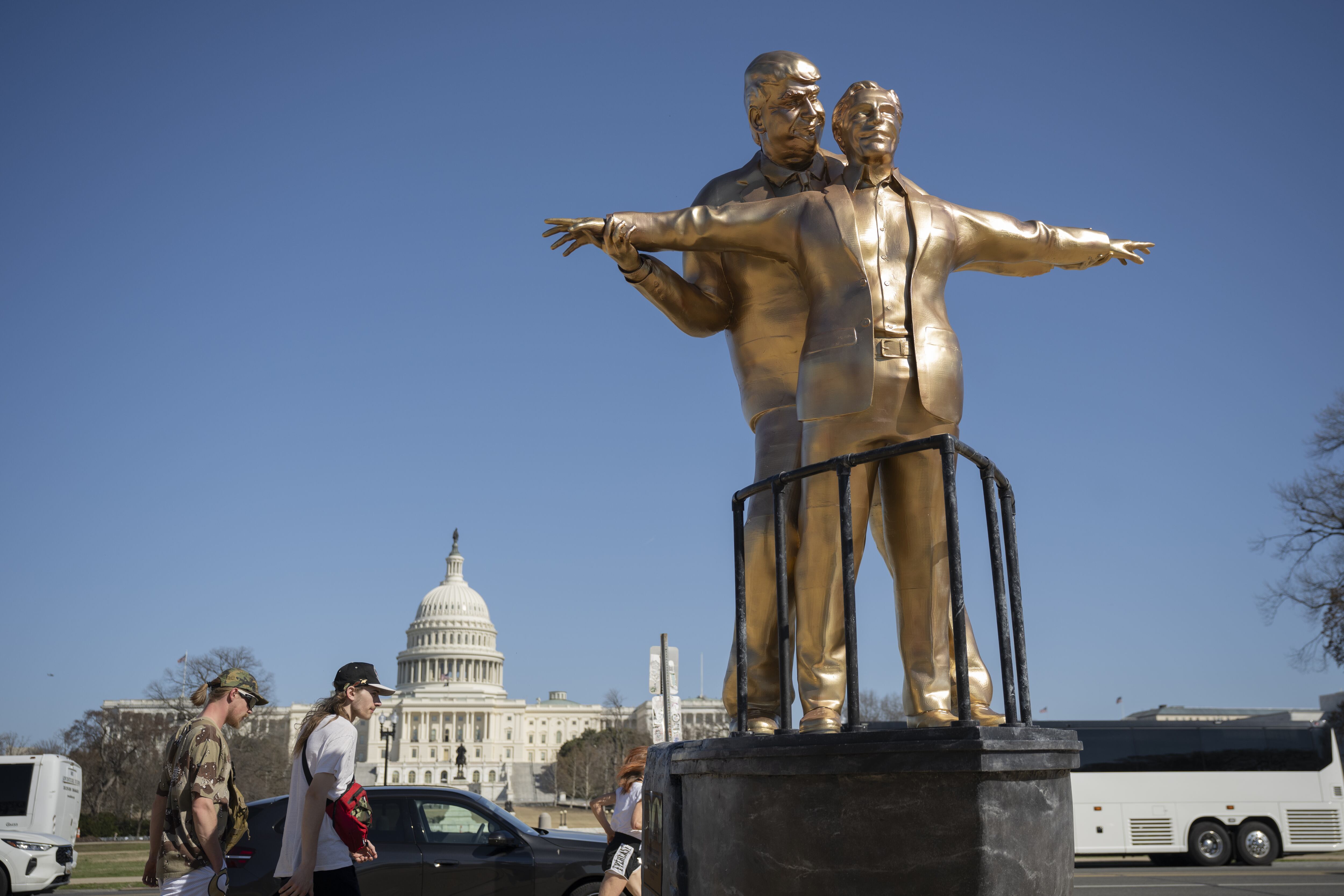Donald Trump, y el delincuente sexual Jeffrey Epstein en una pose inspirada en el Titanic se exhibe en el National Mall de Washington, DC.