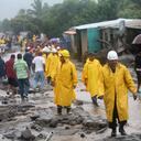 El Salvador aguarda la ayuda internacional para atender a los miles de afectados por el huracán Ida e iniciará un lento recuento de los daños que han provocado las inundaciones, que dejaron al menos 130 fallecidos y más de 10.000 evacuados. En la noche del domingo el presidente Mauricio Funes, decretó el estado de emergencia nacional, con lo que su gobierno da luz verde para que se destinen fondos especiales para atender la emergencia suscitada por las lluvias, aunque el monto de dinero a utilizar no ha sido precisado. Por ahora, esta nación ha recibido ofrecimientos de ayuda de países como Cuba, Japón, Panamá, Venezuela y Guatemala, además de la Unión Europea y las Naciones Unidas.