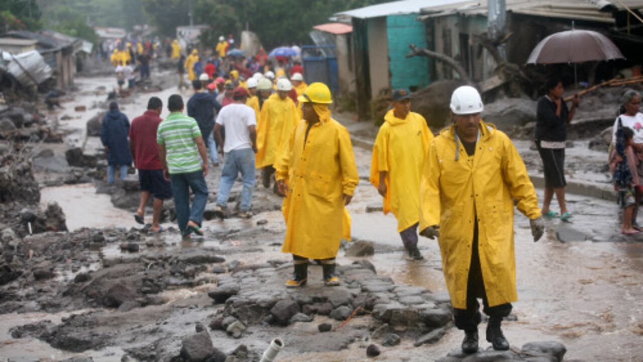 El Salvador aguarda la ayuda internacional para atender a los miles de afectados por el huracán Ida e iniciará un lento recuento de los daños que han provocado las inundaciones, que dejaron al menos 130 fallecidos y más de 10.000 evacuados. En la noche del domingo el presidente Mauricio Funes, decretó el estado de emergencia nacional, con lo que su gobierno da luz verde para que se destinen fondos especiales para atender la emergencia suscitada por las lluvias, aunque el monto de dinero a utilizar no ha sido precisado. Por ahora, esta nación ha recibido ofrecimientos de ayuda de países como Cuba, Japón, Panamá, Venezuela y Guatemala, además de la Unión Europea y las Naciones Unidas.