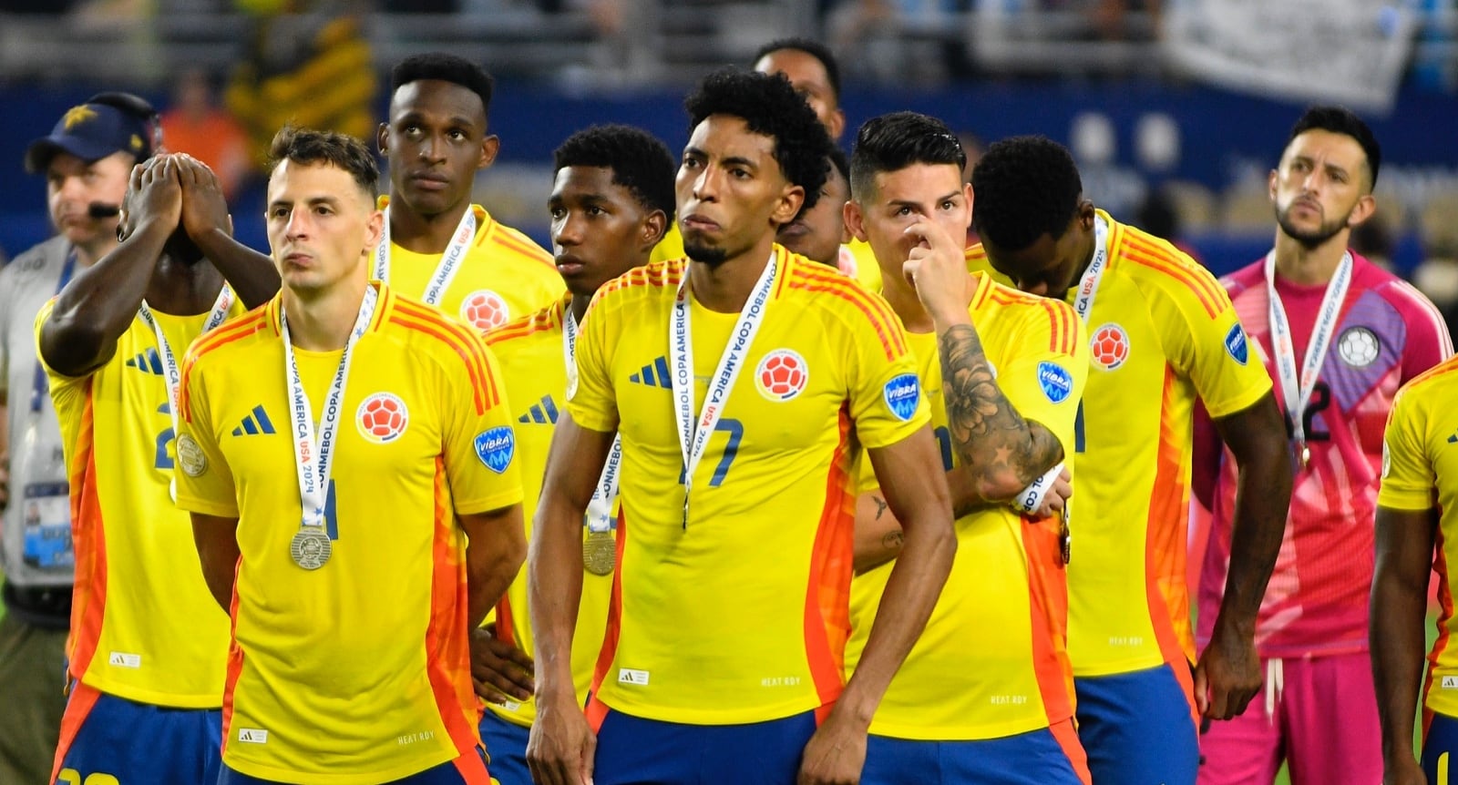 Jugadores de la Selección Colombia se lamentan al perder la final de la Copa América 2024.