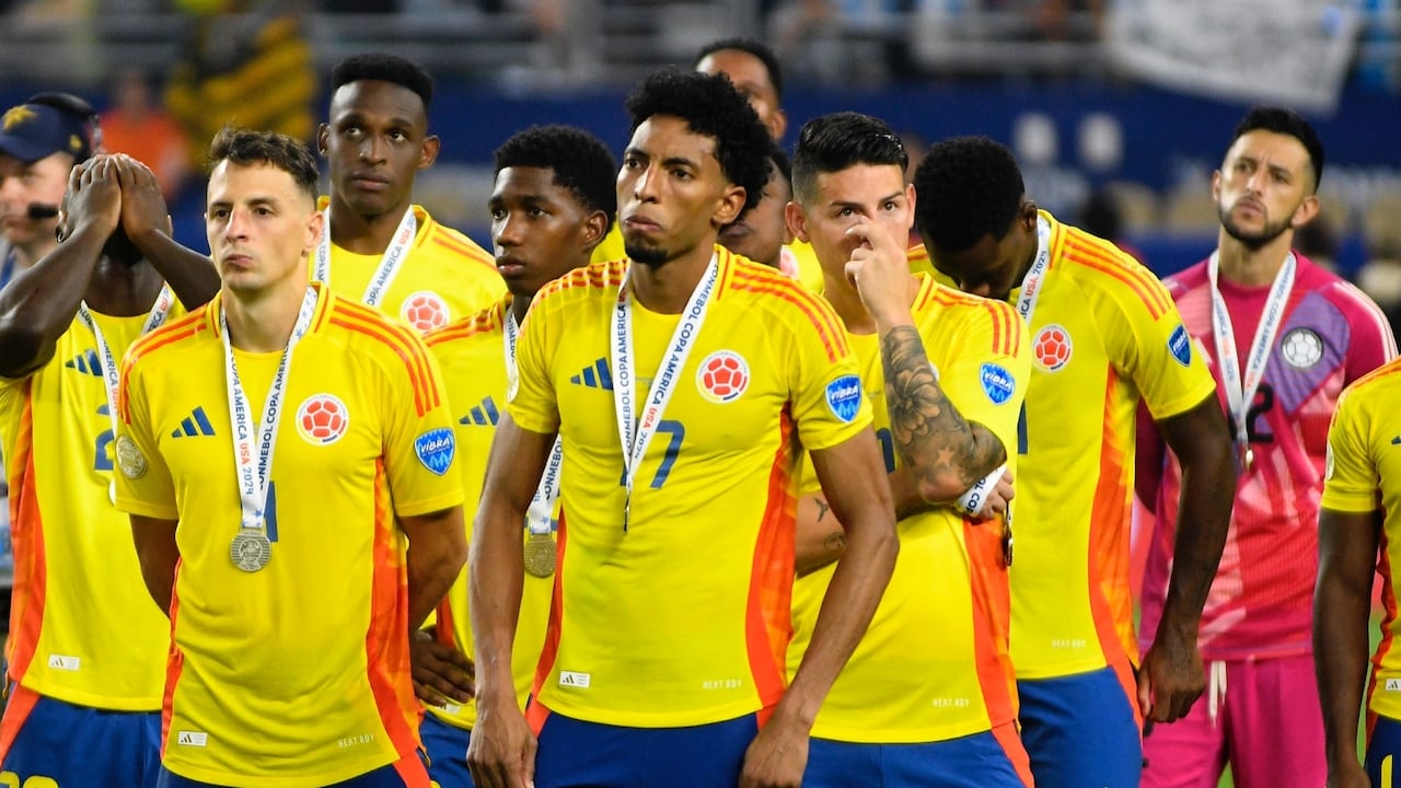 Jugadores de la Selección Colombia se lamentan al perder la final de la Copa América 2024.