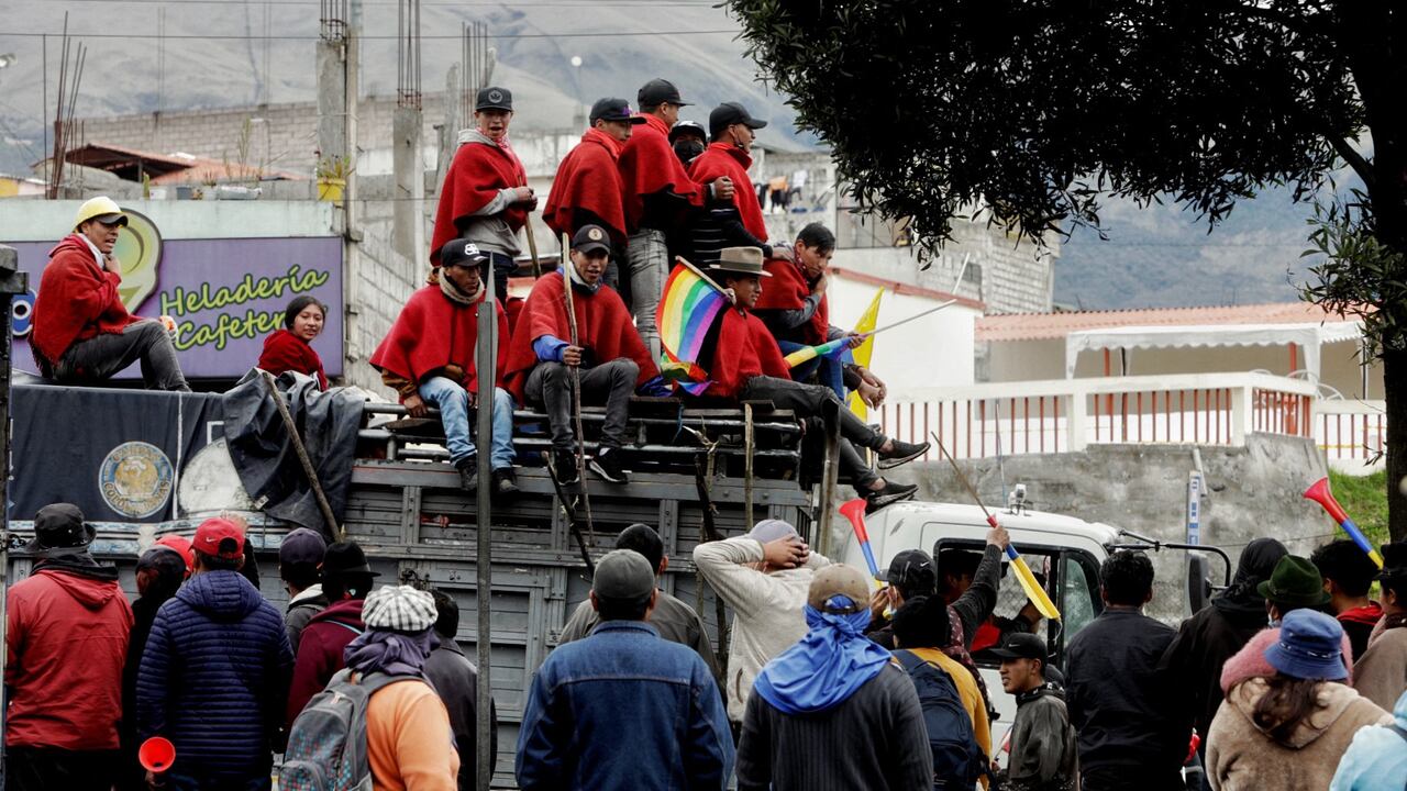 Miembros de la Confederación de Nacionalidades Indígenas del Ecuador (CONAIE) llegan a Cutuglagua, en Quito, el 20 de junio de 2022, para reunirse con otros antes de marchar hacia el parque El Arbolito. - La policía ecuatoriana requisó este domingo un centro cultural indígena en Quito para usarlo como base para monitorear las protestas antigubernamentales de los indígenas, informó la institución. (Foto por Cristina Vega RHOR / AFP)
