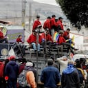 Miembros de la Confederación de Nacionalidades Indígenas del Ecuador (CONAIE) llegan a Cutuglagua, en Quito, el 20 de junio de 2022, para reunirse con otros antes de marchar hacia el parque El Arbolito. - La policía ecuatoriana requisó este domingo un centro cultural indígena en Quito para usarlo como base para monitorear las protestas antigubernamentales de los indígenas, informó la institución. (Foto por Cristina Vega RHOR / AFP)