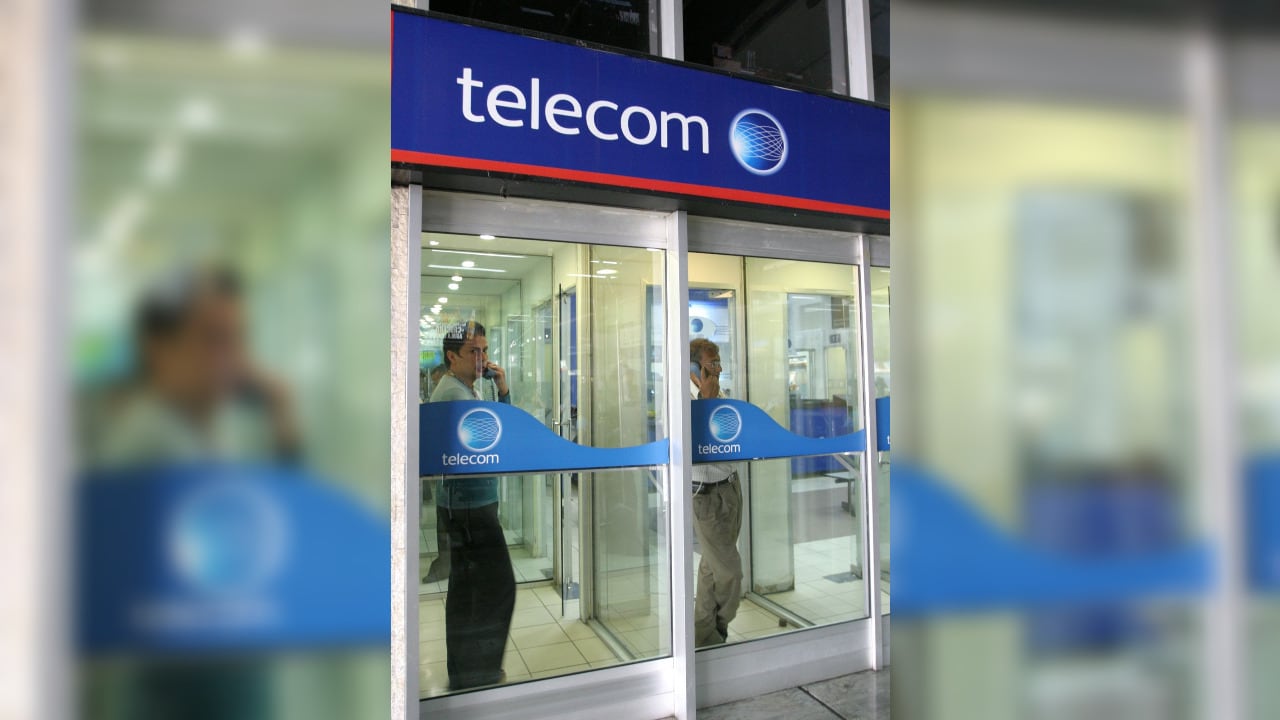 Cabinas de Telecom en el aeropuerto El Dorado, en Bogotá, el 21 de abril de 2005.