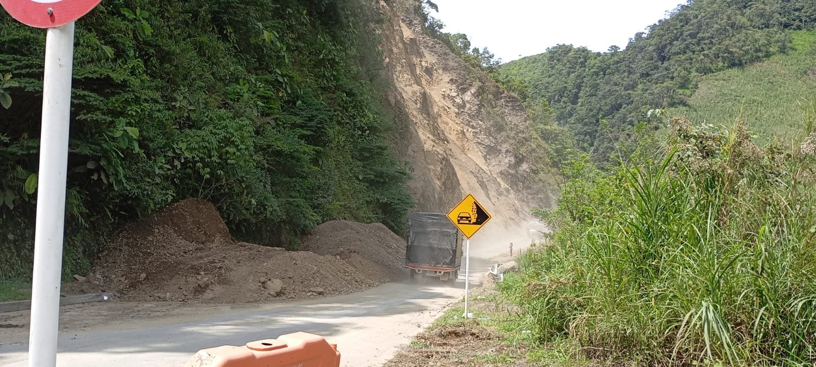 Afectación por cuenta de las lluvias en el kilómetro 21 de la vía Santa Cecilia – Pueblo Rico.