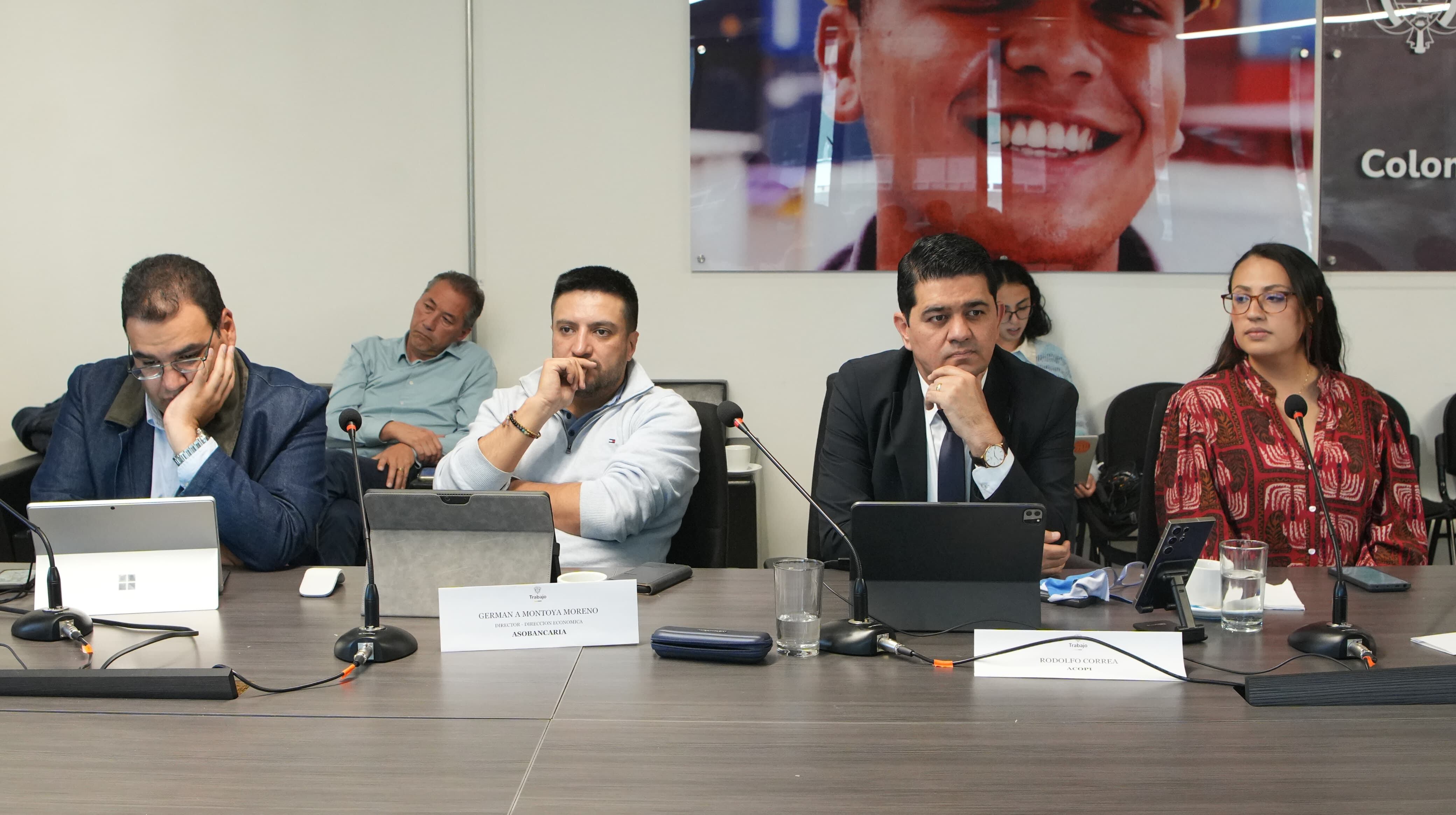 Representantes de gremios y de trabajadores continúan la negociación del salario mínimo para 2025.