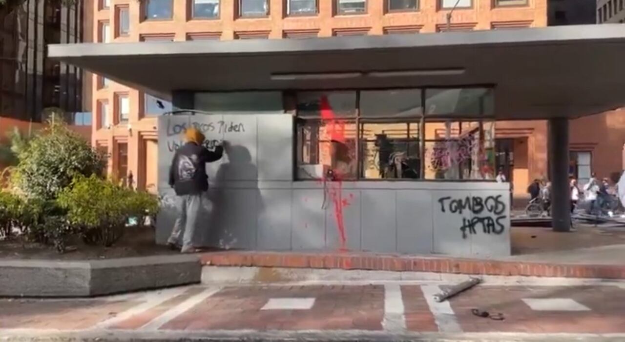 CAI en Bogotá fue vandalizado por encapuchados.