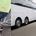 Inmigrantes en bus escolar.