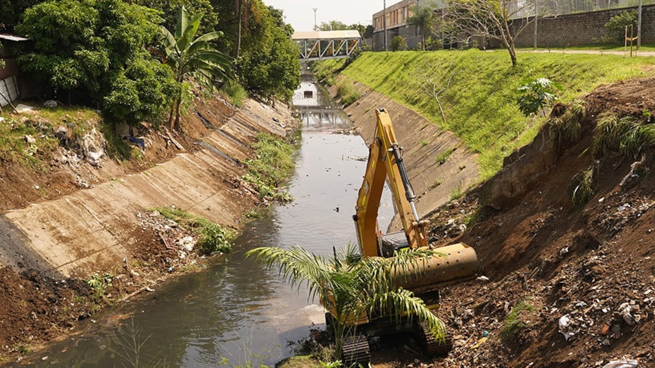 Los canales de aguas lluvias hacen parte del sistema de drenaje de la ciudad. Mantener estos espacios libres de residuos es una forma de prevenir inundaciones.
