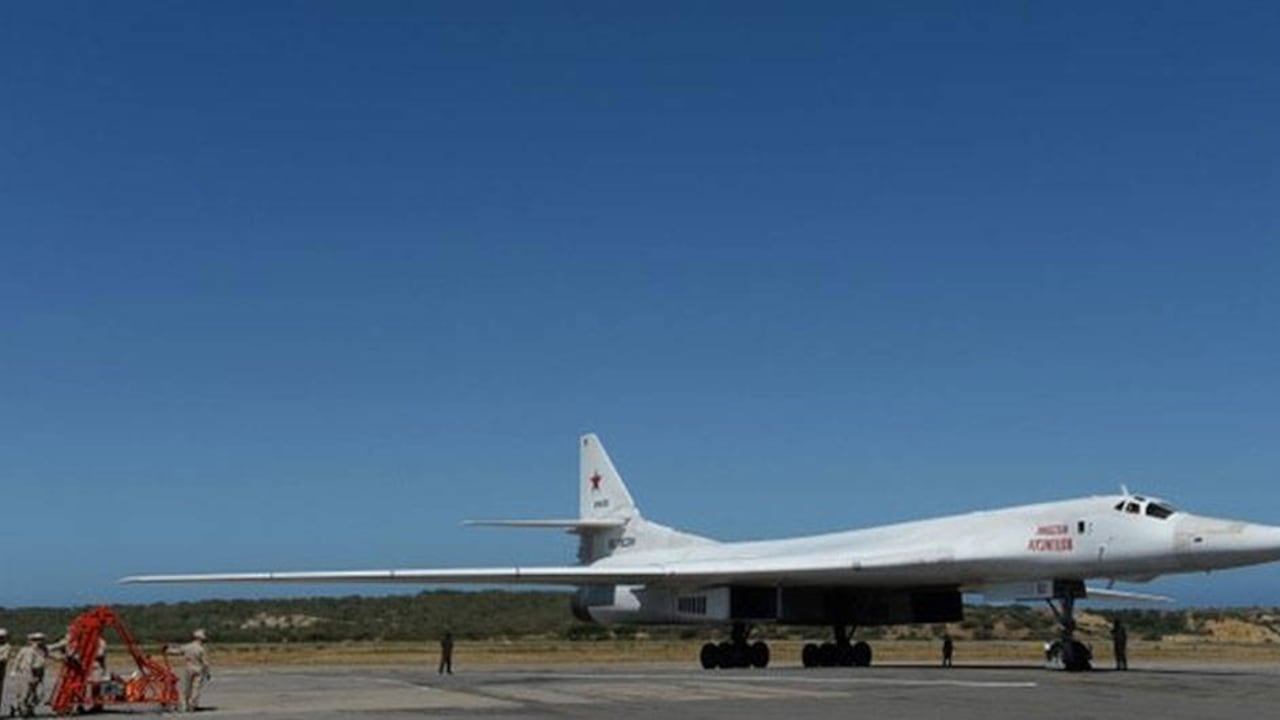 El Tupolev 160 es un bombardero pesado de diseño soviético.