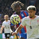 El delantero colombiano del Liverpool, Luis Díaz, compite con el defensor inglés nacido en Sierra Leona, Trevoh Chalobah, del Crystal Palace, durante el partido de la Premier League. (Foto Glyn KIRK / AFP)