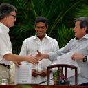 The head of the Colombian government delegation for the peace talks with the ELN guerrillas Gustavo Bell (L) and The chief negotiator of Colombia's last rebel group, the National Liberation Army (ELN), Pablo Beltran, shake hands during the sixth round of peace talks in Havana, on August 01, 2018. - Outgoing Colombia president Juan Manuel Santos admitted defeat on Wednesday after failing to secure a ceasefire with ELN Marxist guerrillas before handing over the reins to hardline right-wing successor Ivan Duque next week. (Photo by YAMIL LAGE / AFP)