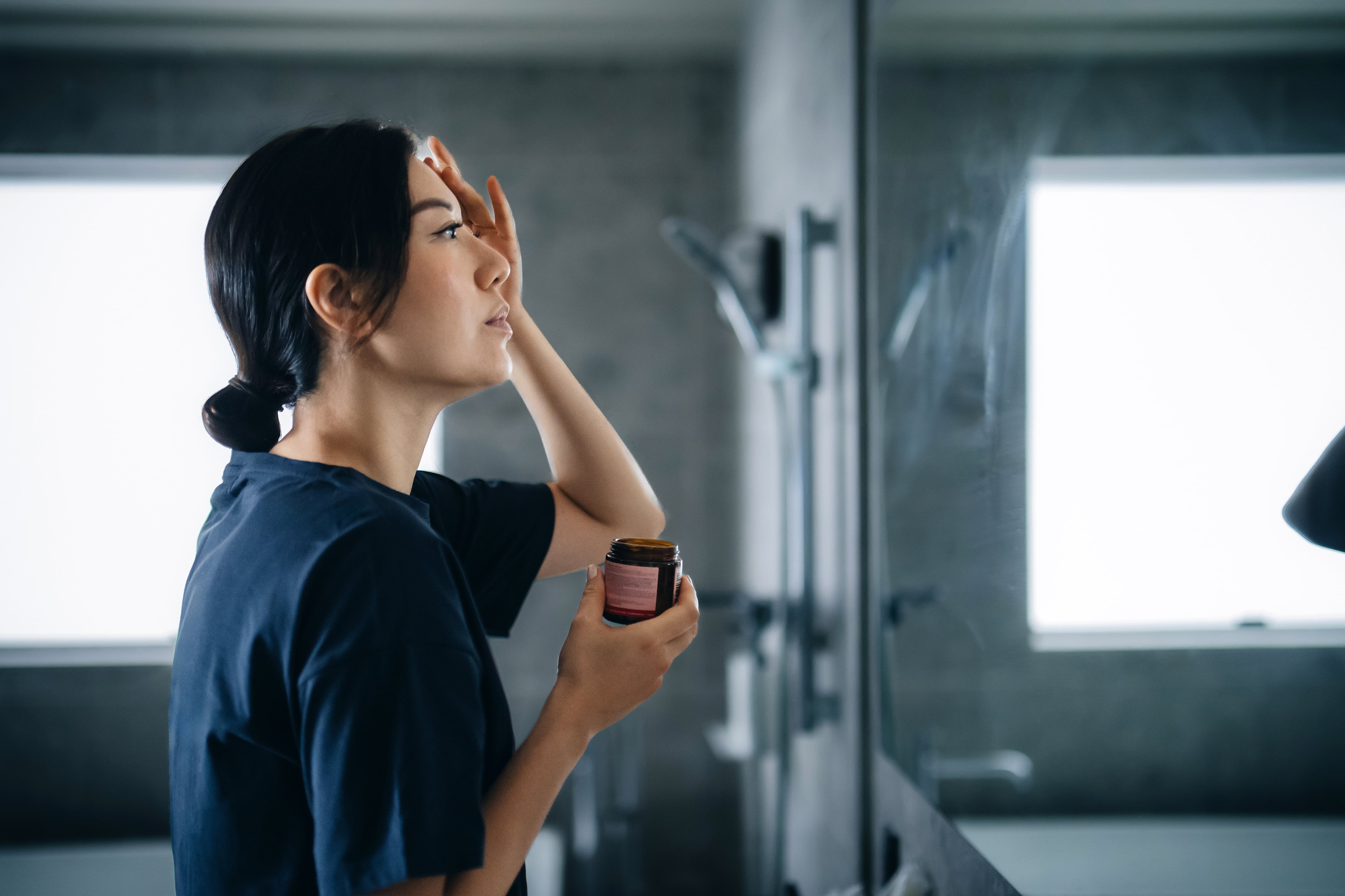 Tres aceites antienvejecimiento ideales para aumentar el colágeno natural y rejuvenecer el rostro, cuellos y manos