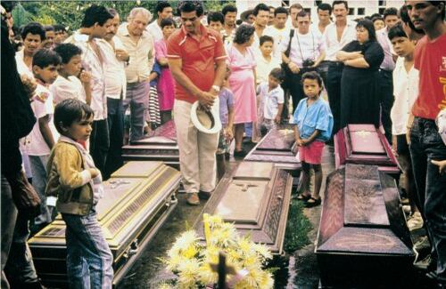 Una de las peores masacres de la historia de Colombia y punto de referencia histórica de lo que serían los métodos del paramilitarismo se produjo el 11 de noviembre de 1988 en el municipio de Segovia, Nordeste antioqueño. Esa noche, paramilitares dispararon indiscriminadamente contra la población civil y dejaron 43 muertos y 45 heridos. 