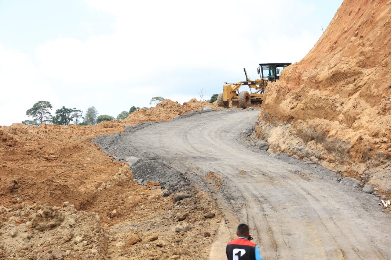 El director de Invías, Alfonso Latorre, aseguró que en esa fecha “esperamos dar paso a tractomulas con un puente de 30 metros, mientras continúan las obras definitivas por la conexión vía Panamericana”.