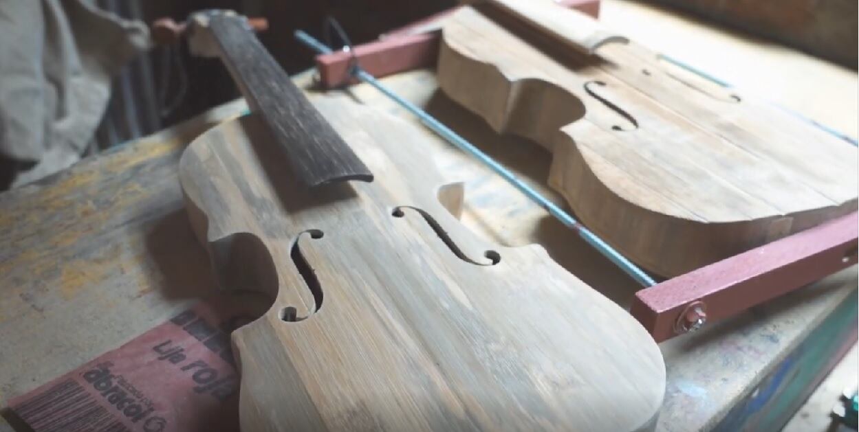 En el municipio de Suárez (Cauca), se adelanta un proceso de formación en torno a la elaboración de violines caucanos en guadua con el maestro artesano Yovani Mina.