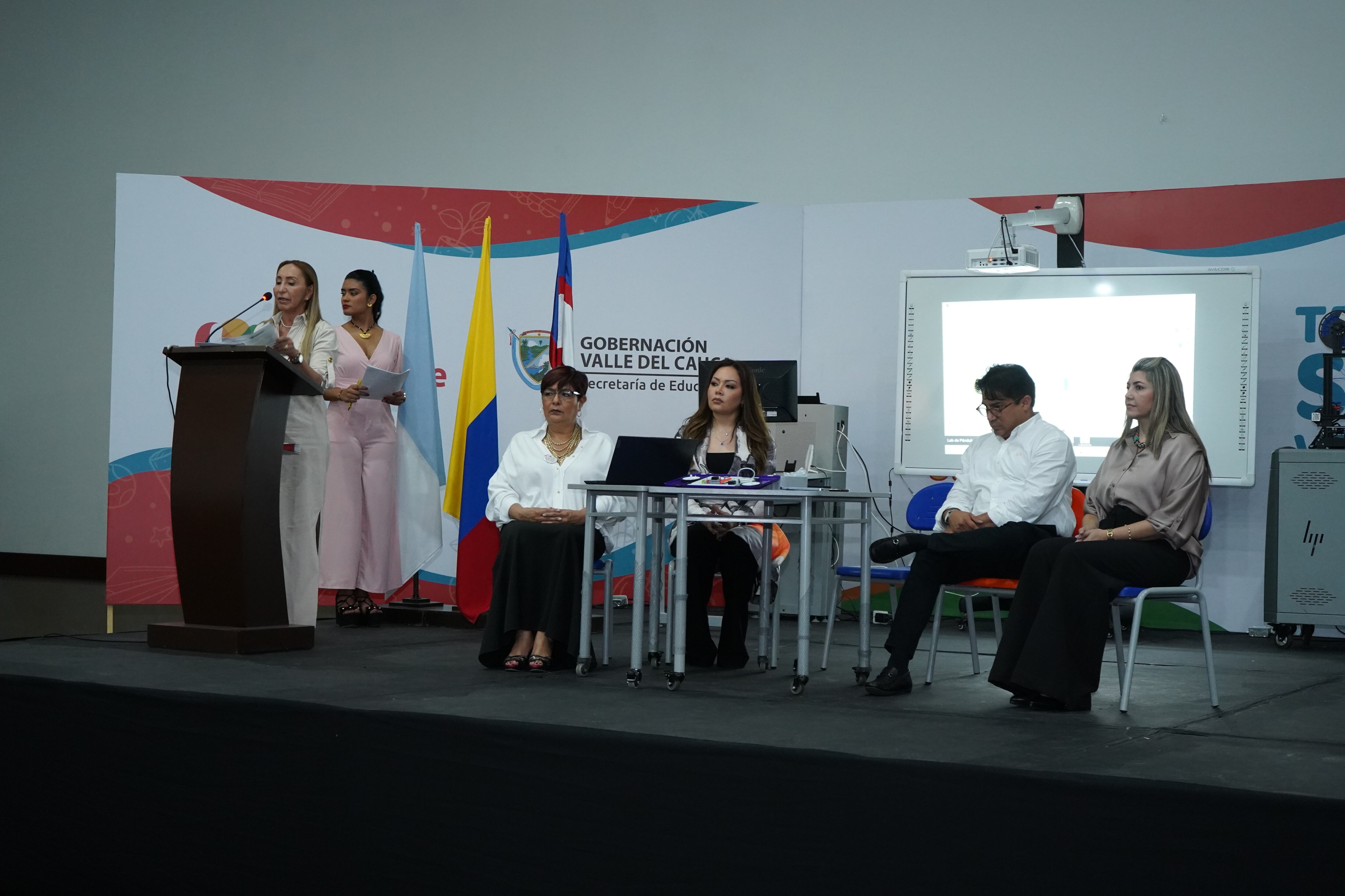 Clara Luz Roldán, Gobernadora del Valle