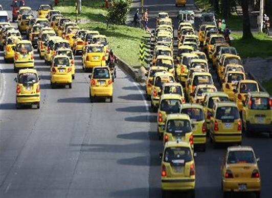 Mientras los voceros de los vehículos amarillos en Bogotá y Cali manifiestan su preocupación por la presencia de la aplicación Uber y de vehículos particulares que transportan en horas de la mañana y noche a los ciudadanos, otras regiones expresan su molestia por la proliferación de moto-taxismo, Bici-taxismo y taxis blancos, entre otros.