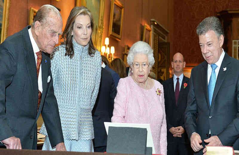 La reina Isabel II de Reino Unido se reúne con el Nobel de Paz, Juan Manuel Santos. La visita del presidente colombiano refuerza lazos con el país británico y envía un mensaje al mundo sobre le Acuerdo que lleva a cabo con las FARC.