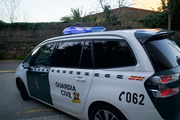 Al sitio se hicieron presentes agentes de la Guardia Civil, quien se encargaron de dar instrucciones a las personas que intentaron salvar a los perros, que fueron atendidos en la calle (Photo By Gustavo de la Paz/Europa Press via Getty Images)