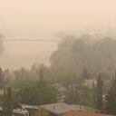 El humo denso de los incendios forestales del norte de Alberta llega al sur para cubrir el área del río Bow en el centro de Calgary, Canadá, el martes 16 de mayo de 2023.