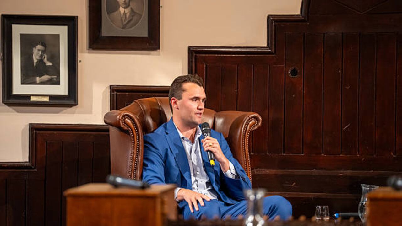 Kirk ha dado conferencias en varios países del mundo y es conocido por sus posturas conservadoras.