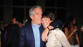 Jeffrey Epstein y Ghislaine Maxwell durante un concierto en Nueva York en 2005. Ella primero fue su novia, luego pasó a ser quien le buscaba las niñas para sus abusos y hoy paga 20 años de cárcel por eso.