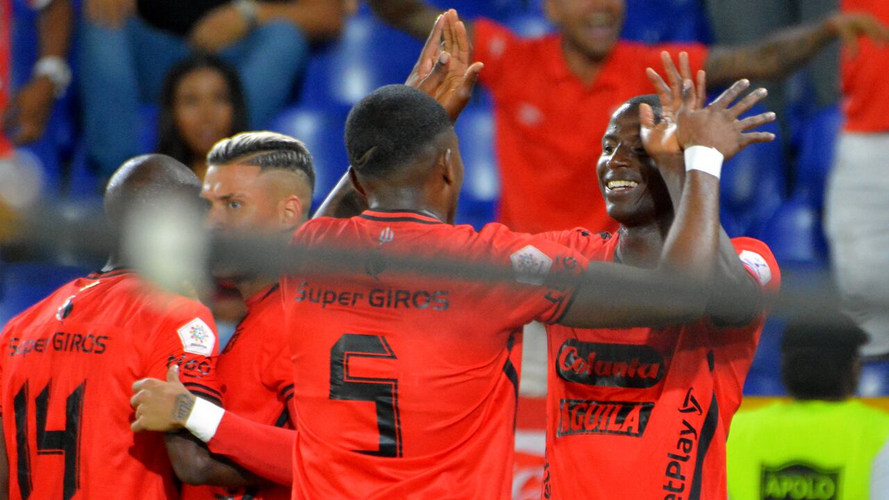 América de Cali derrotó 2 goles al Santa Fe. Sin embargo la hinchada pide que el técnico se vaya. Partido jugado en el estadio Pascual Guerrero de Cali