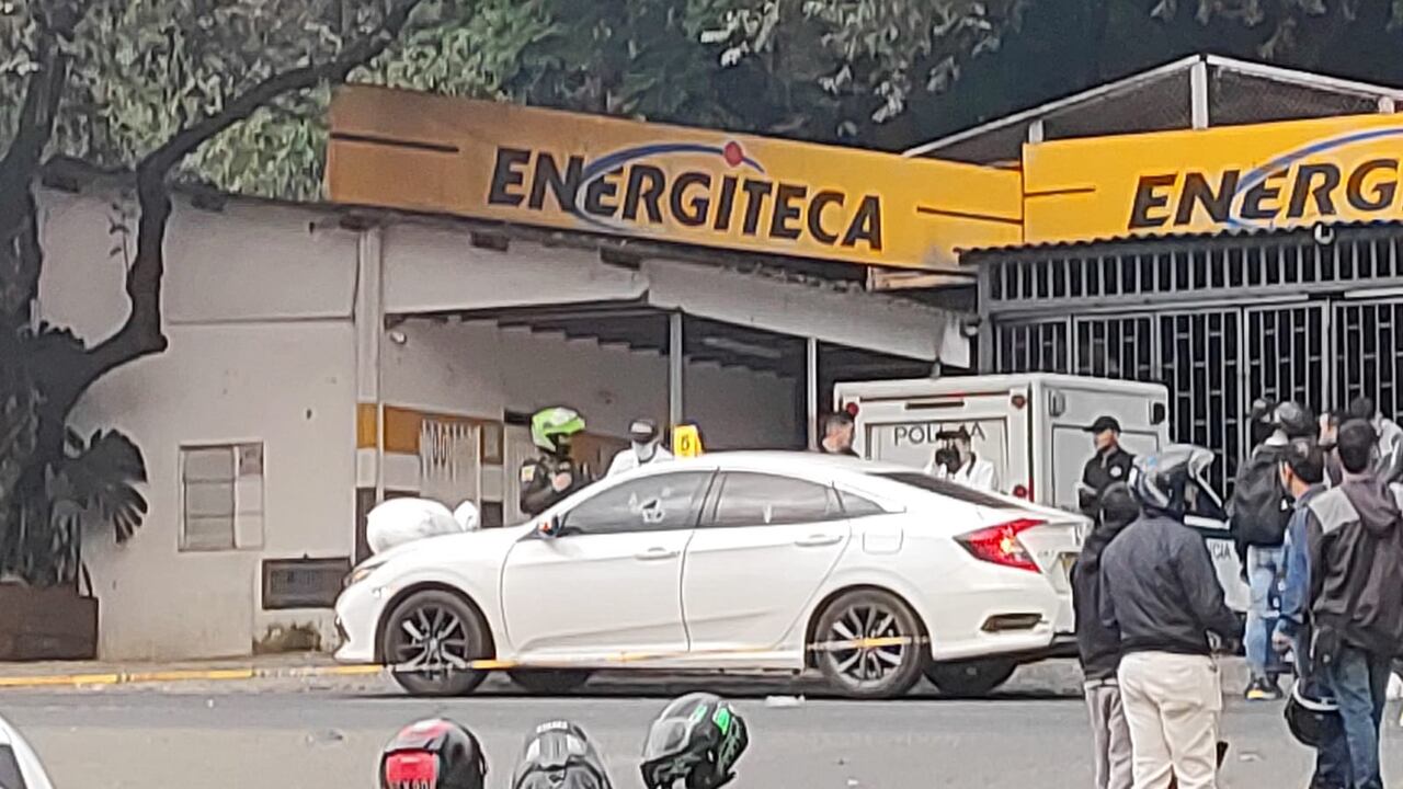 Atentado sicarial en Cali: hombres en moto balearon un carro en plena vía del norte de la ciudad.