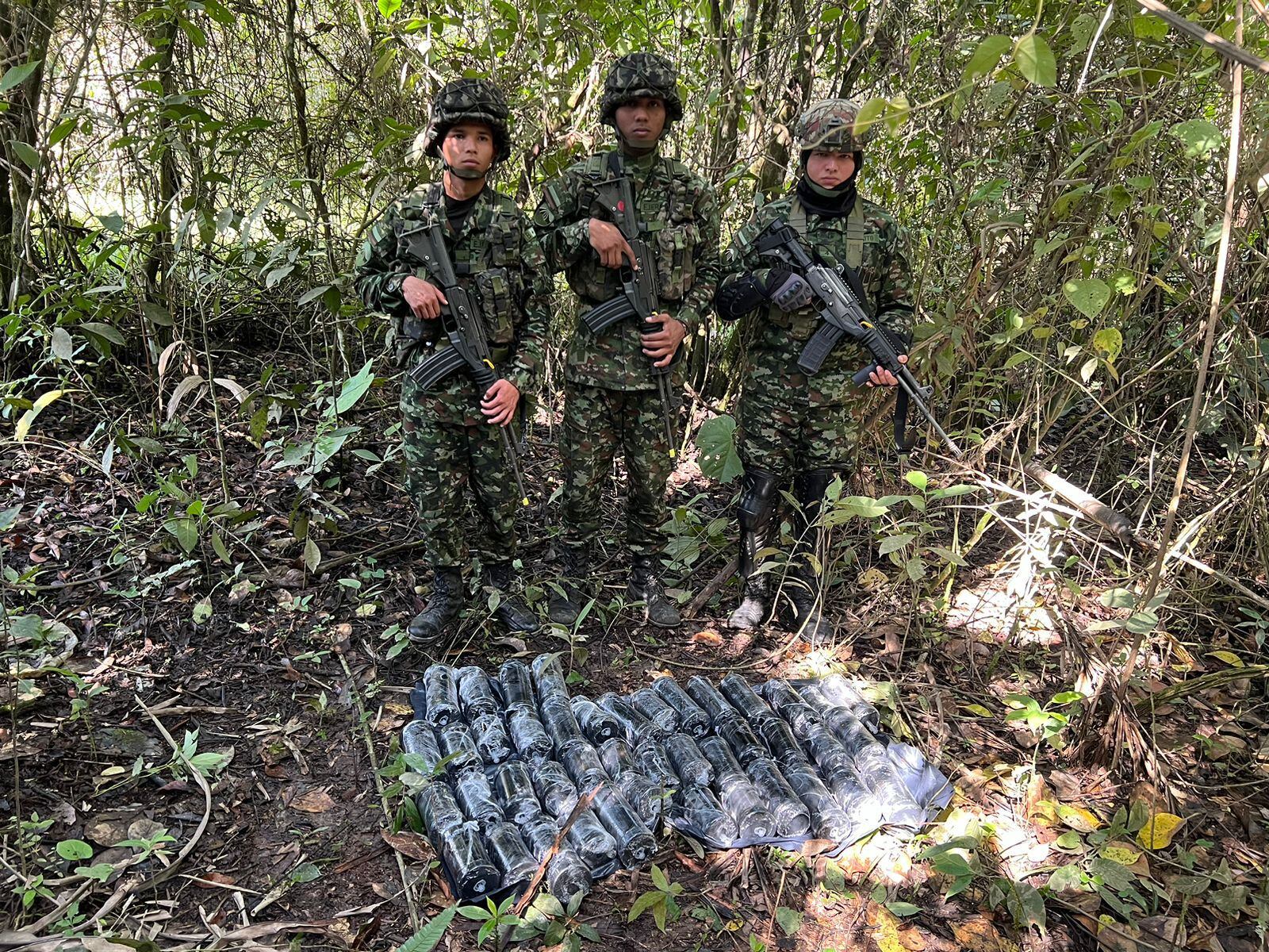 Militares reportando la ubicación de explosivos de Calarcá en el Tolima.
