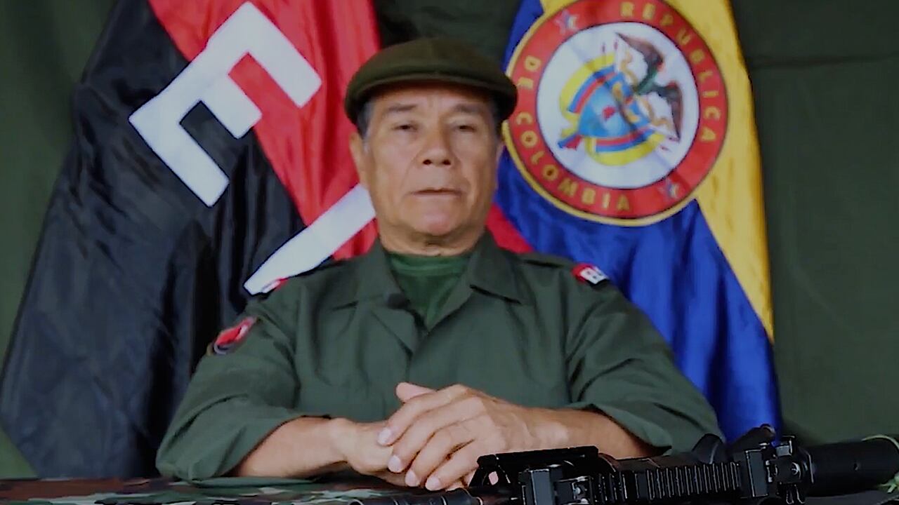 En un video con fecha del 19 de julio de 2018, el jefe guerrillero asegura que “existe una severa disciplina” para quienes violen “las normas establecidas” dentro de la organización con respecto a cultivos ilícitos.