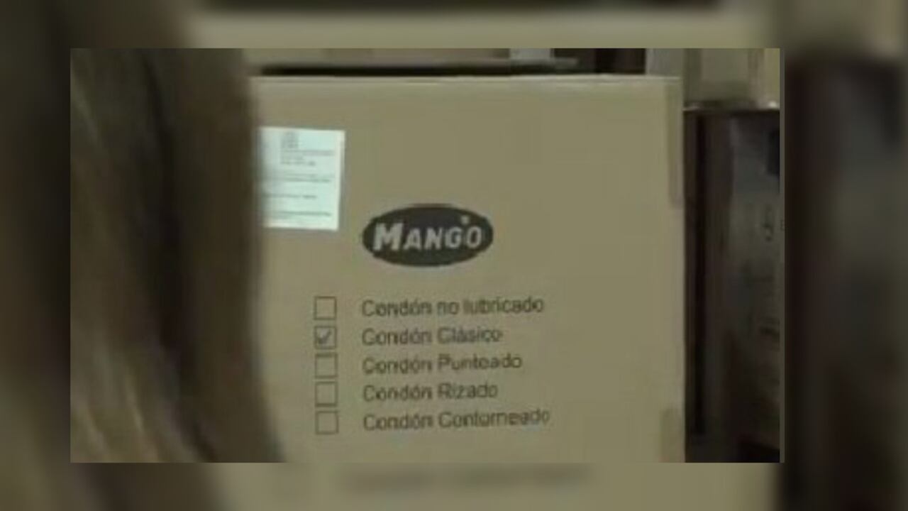 La caja de preservativos presentada por la alcaldesa Claudia López en su video