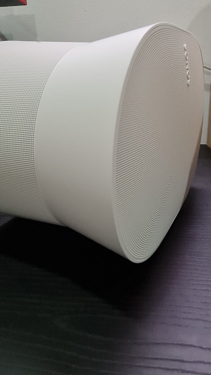 El parlante Sonos Era 300 tiene un diseño compacto.