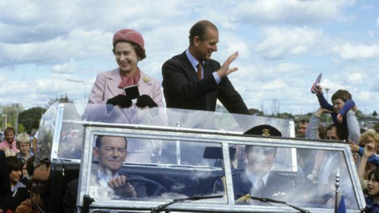 La reina Isabel II, acompañada de su esposo, en la visita oficial a Nueva Zelanda.
