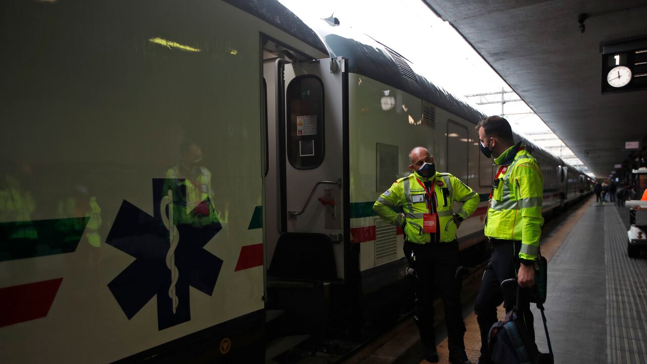 El personal médico se encuentra fuera de un tren adaptado para curar pacientes, presentado a la prensa en la estación central de Roma Termini, el lunes 8 de marzo de 2021. El tren de la salud permite trasladar y tratar a los pacientes en ocho vagones equipados con equipos específicos, incluidos lugares de cuidados intensivos. (Foto AP / Alessandra Tarantino).