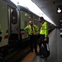El personal médico se encuentra fuera de un tren adaptado para curar pacientes, presentado a la prensa en la estación central de Roma Termini, el lunes 8 de marzo de 2021. El tren de la salud permite trasladar y tratar a los pacientes en ocho vagones equipados con equipos específicos, incluidos lugares de cuidados intensivos. (Foto AP / Alessandra Tarantino).
