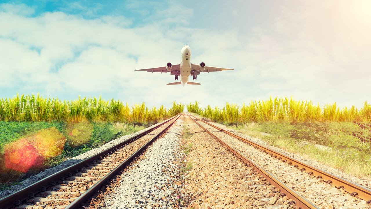Avión y ferrocarril al atardecer. Concepto de fondo de viaje o transporte.
