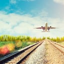 Avión y ferrocarril al atardecer. Concepto de fondo de viaje o transporte.