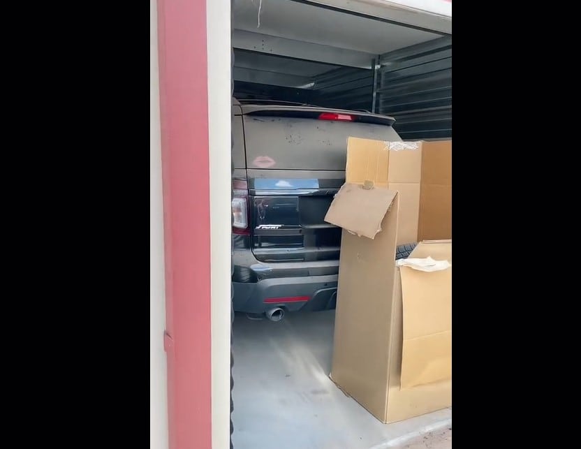 El joven encontró una camioneta en el contenedor