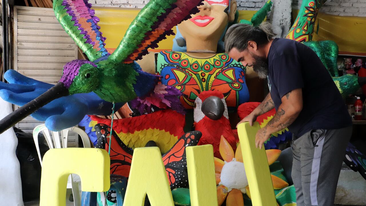 En el taller África Urbana, ubicado en el oriente de Cali, se preparan algunas de las carrozas que participarán en el desfile del Cali Viejo de la Feria de Cali 2024. Artistas del distrito de Aguablanca expertos en el tallado de Icopor elaboran a mano las figuras del desfile dedicado dedicado a la biodiversidad y la cultura del pacífico.