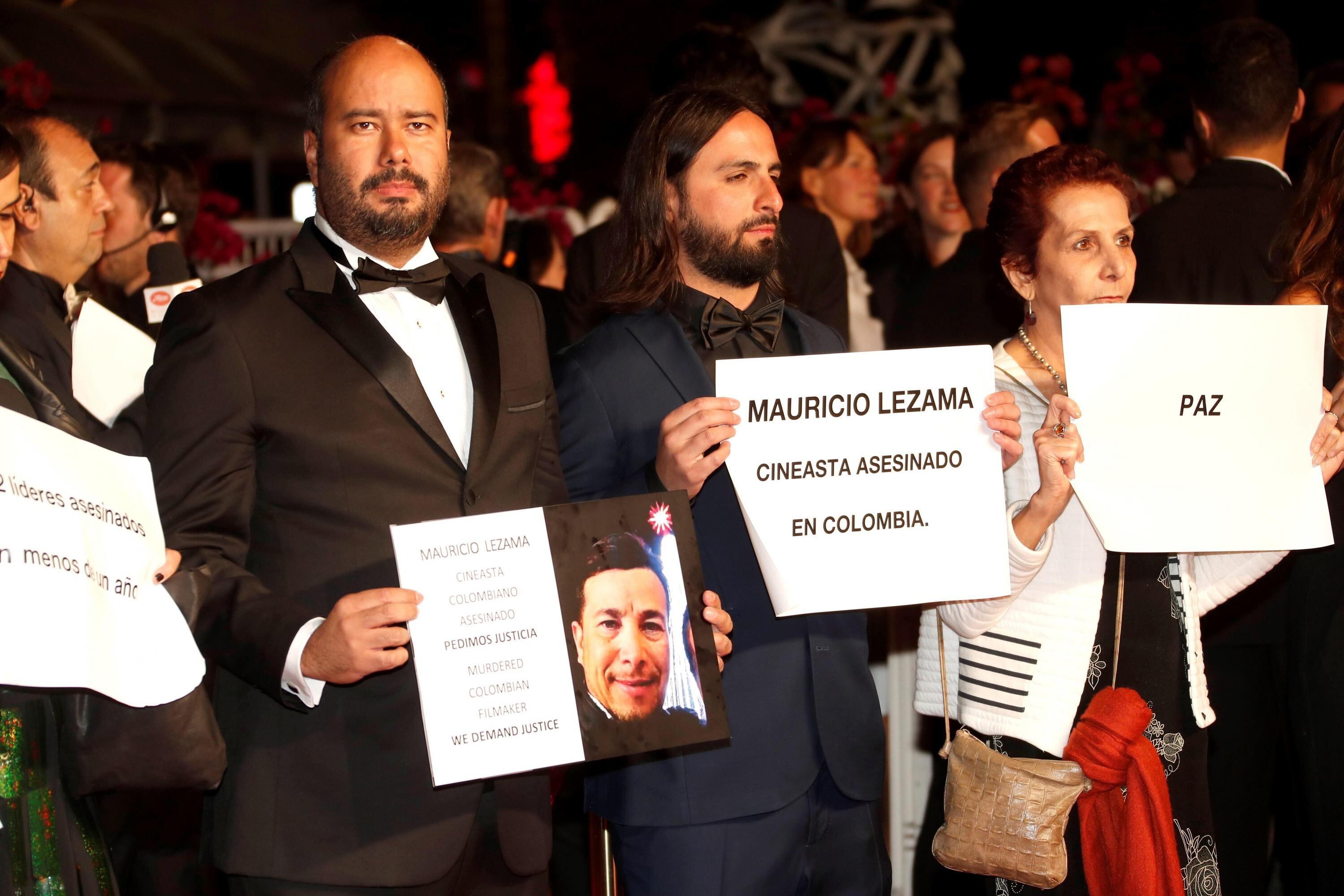 La delegación colombiana liderada por el cineasta Ciro Guerra y el director Franco Lolli, protesta por el asesinato del director de cine colombiano Mauricio Lezama a su llegada al estreno de la película 'Sorry We Missed You', durante la 72 edición del Festival de Cannes (Francia).