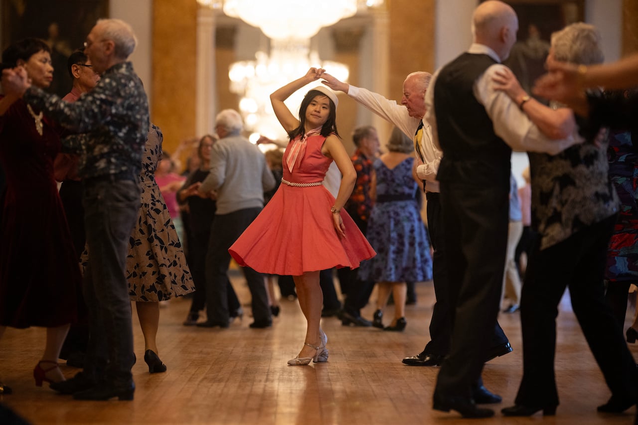 Bailarines de salón participan en un Baile del Té en el Salón Principal del Ayuntamiento de Liverpool. Foto: Oli SCARFF / AFP.