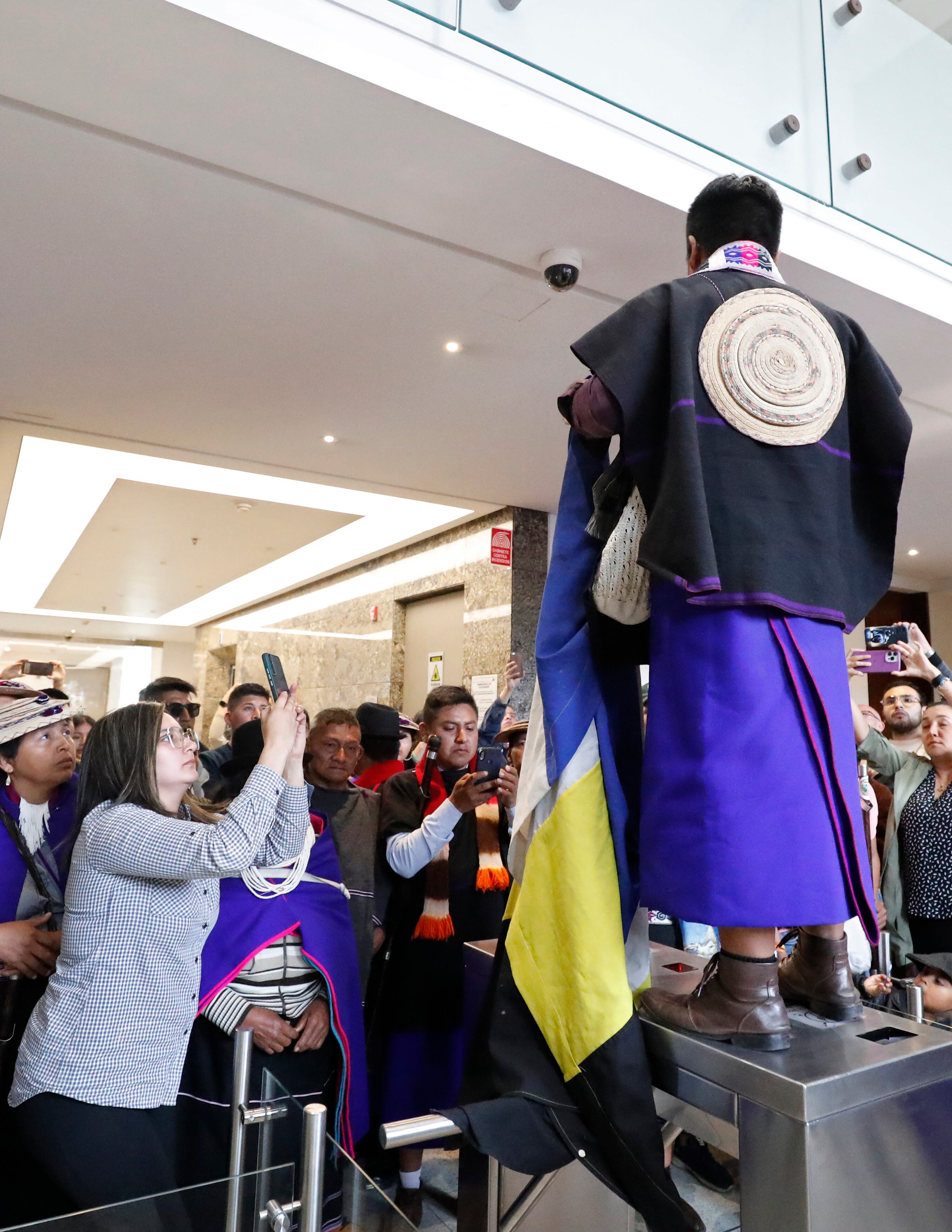 Toma minga indígena en revista Semana
Bogota septiembre 29 del 2023
Foto Guillermo Torres Reina / Semana