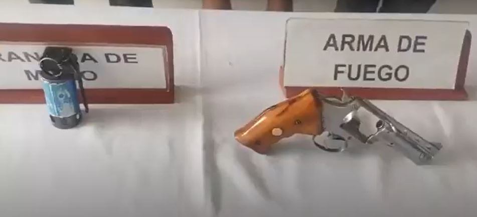 Granada y arma de fuego incautada