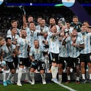 Lionel Messi de Argentina sostiene un trofeo mientras celebra con sus compañeros después de ganar el partido de fútbol Finalissima entre Italia y Argentina en el estadio de Wembley en Londres, el miércoles 1 de junio de 2022. Argentina ganó 3-0. Foto AP/Frank Augstein