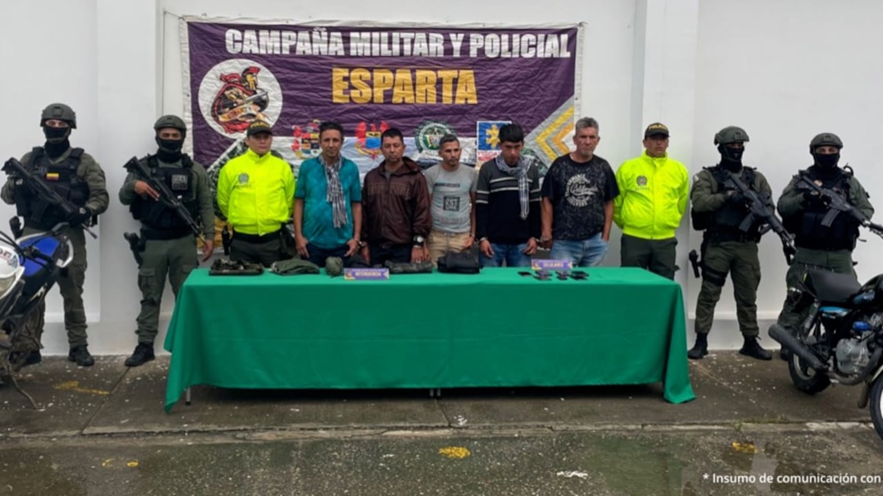 Cinco personas capturadas, señaladas de conformar una red de extorsiones.