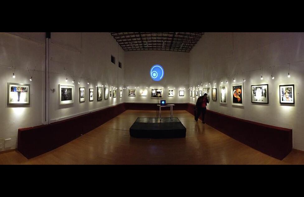 Como parte de ese esfuerzo "educativo", los ganadores del "Yo Creo" también han estado compartiendo galería con importantes fotógrafos extranjeros. Y las obras de estos últimos serán el plato fuerte de la subasta, que beneficiará a las fundaciones Casa Sha y Tiempo de Juego. "La idea también es regresarle algo a Colombia", le dijo a BBC Mundo Davies 